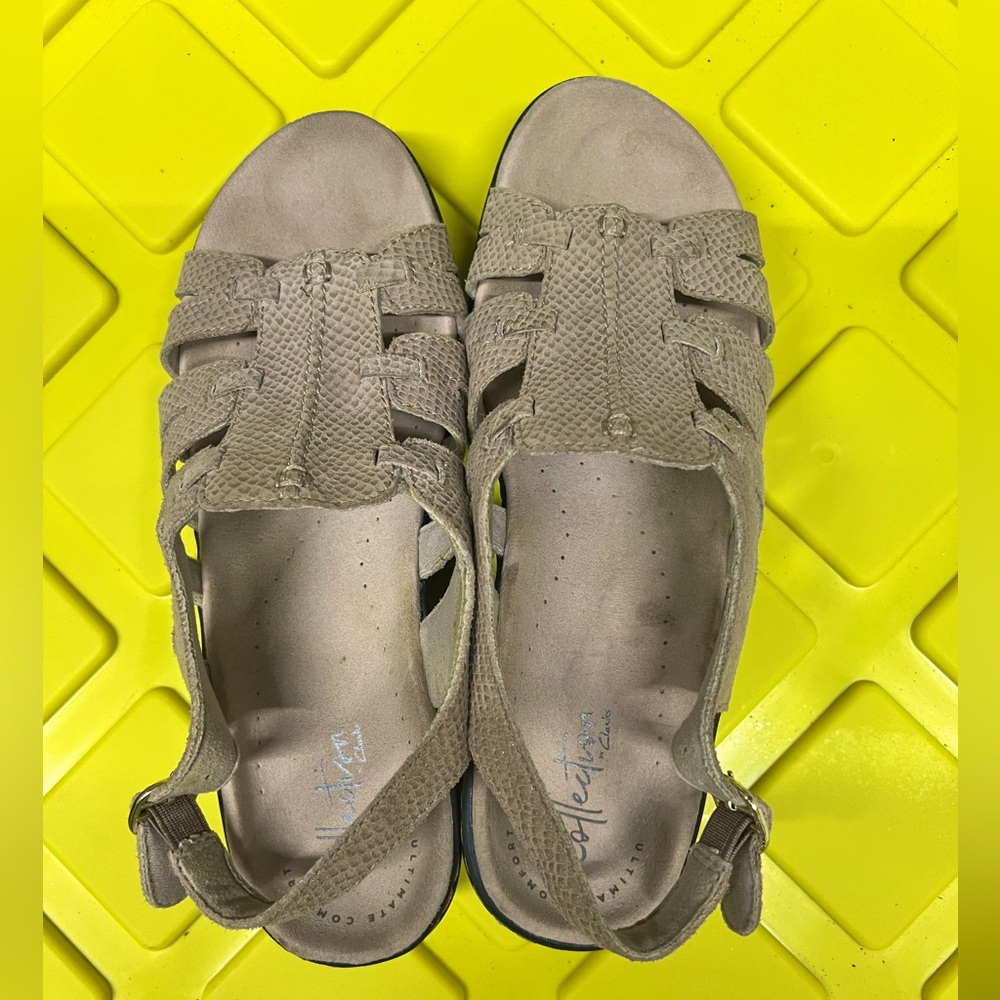 Simple Women's Clark’s Tan Sandals size 8M